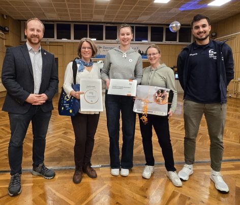 Übergabe Auszeichnung Verein vorbildliche Jugendarbeit