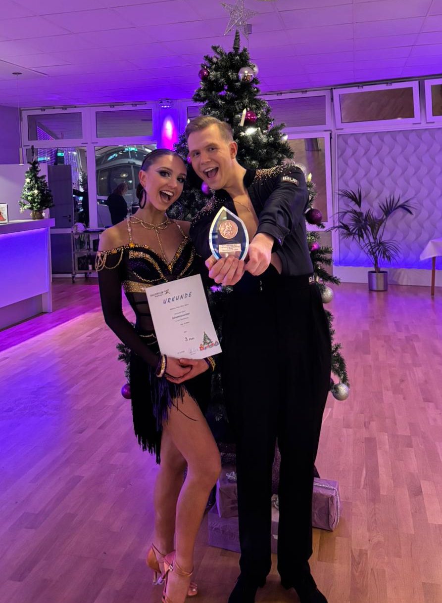 Paul und Maria mit Pokal vor Weihnachtsbaum
