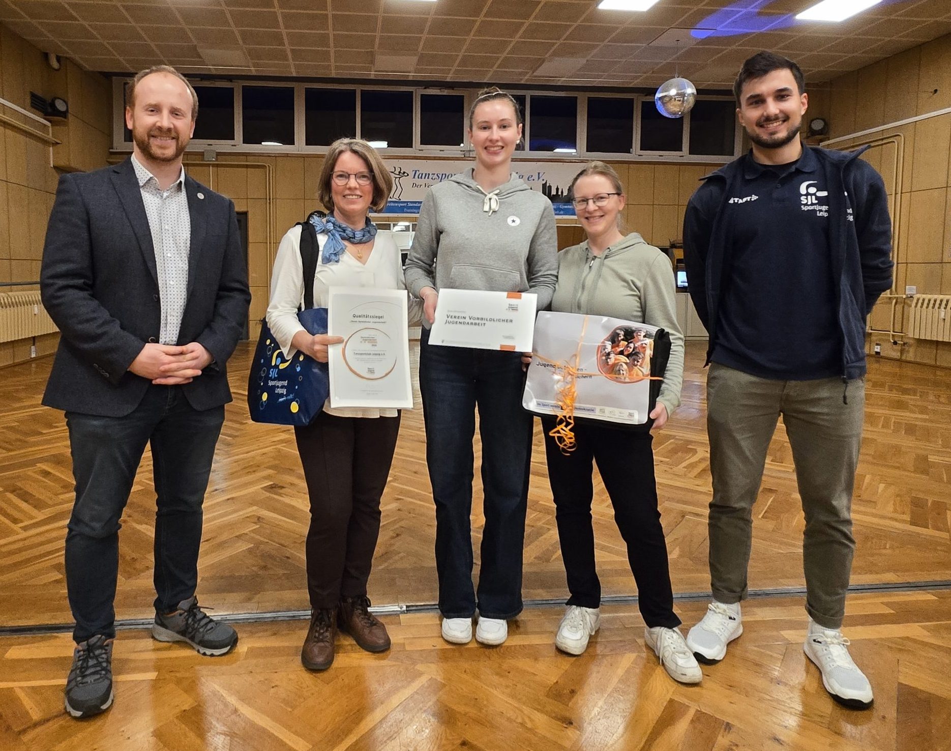 Übergabe Auszeichnung Verein vorbildliche Jugendarbeit